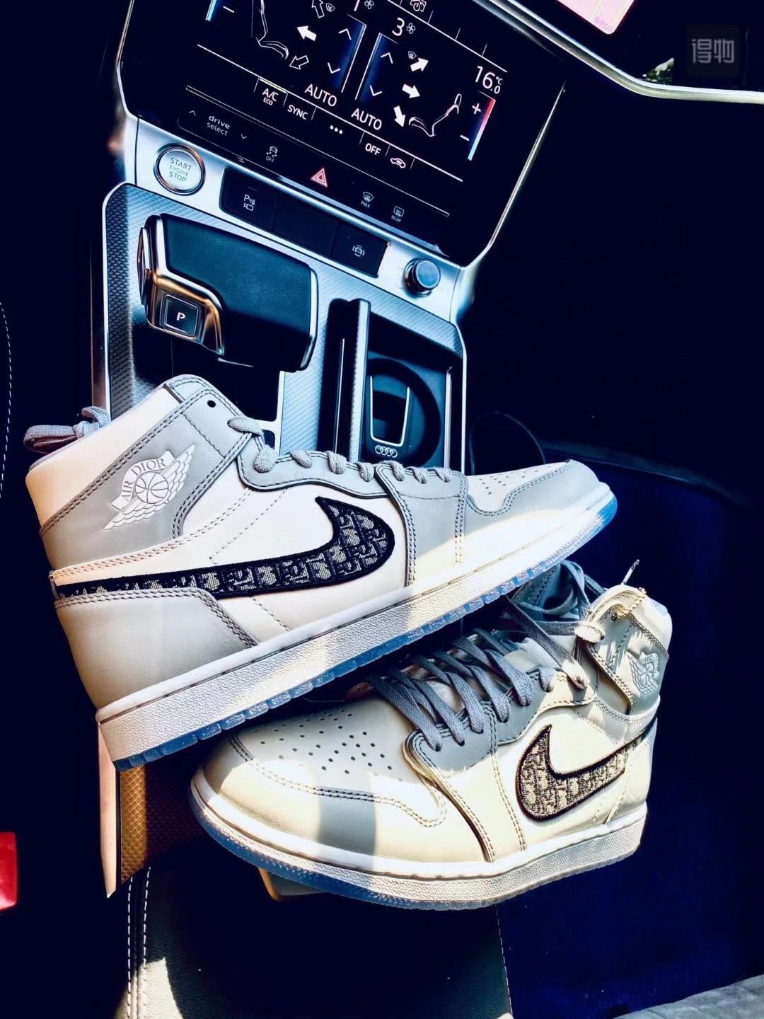 Air Jordan 1 Retro High Dior Sneaker