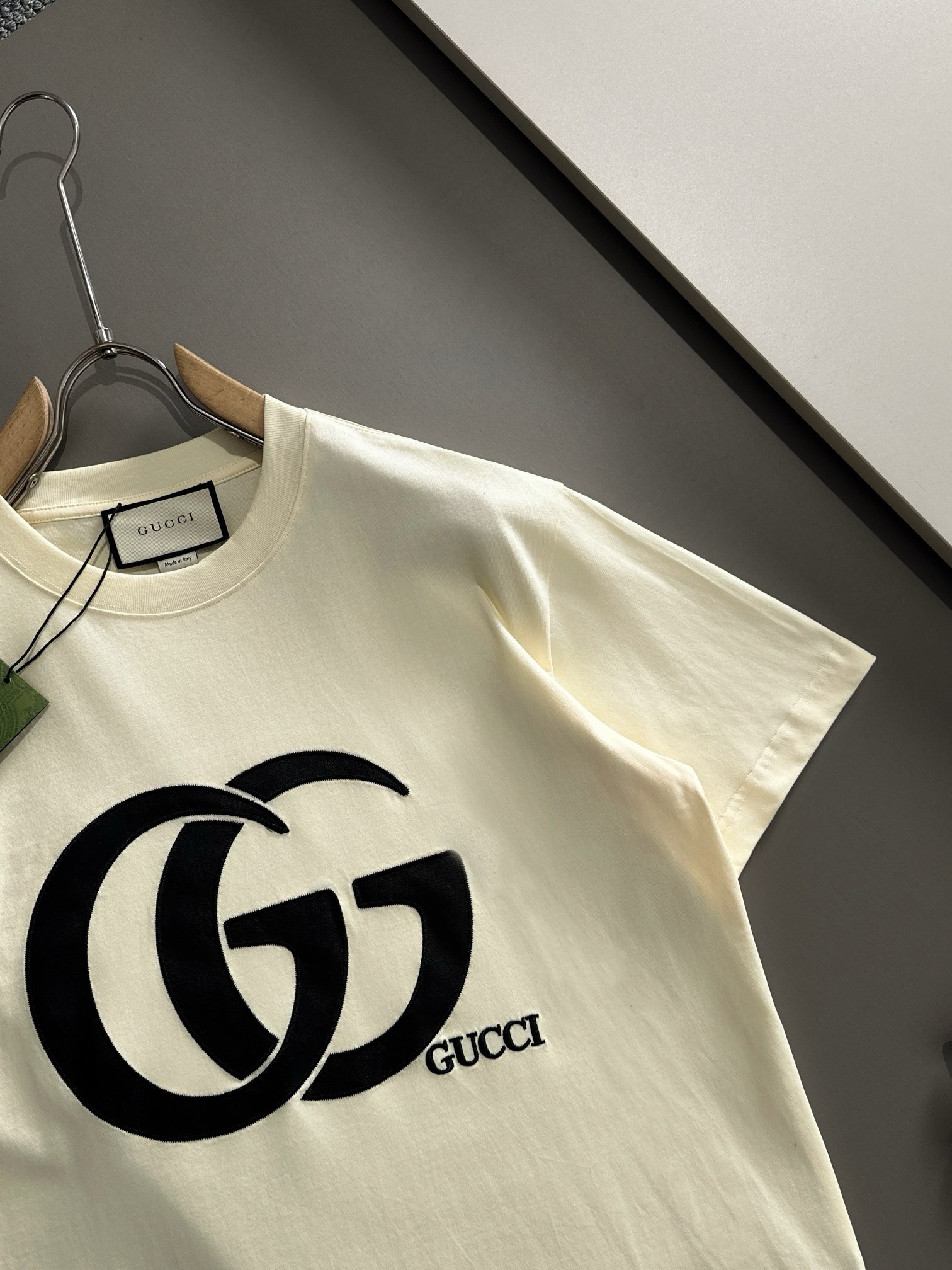 gucci 2025 stitching and embroidery cream and black tee