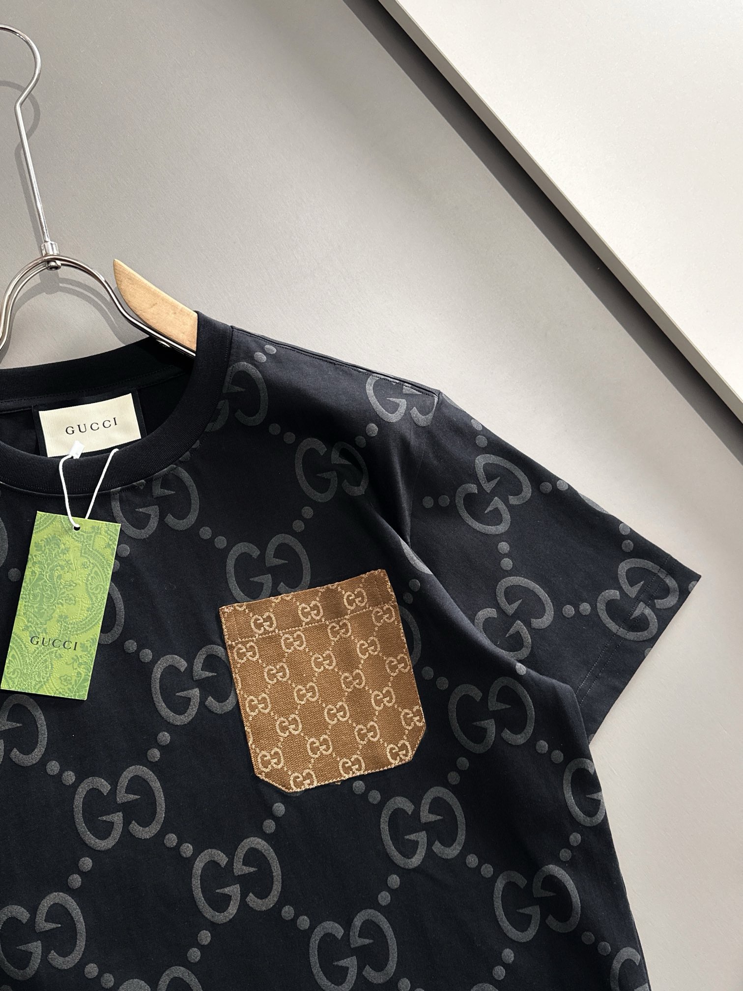 gucci full logo cream  black tee