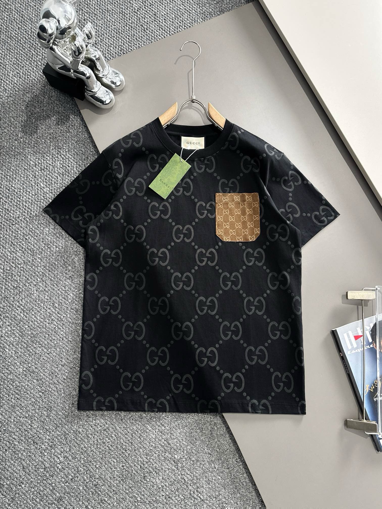 gucci full logo cream  black tee