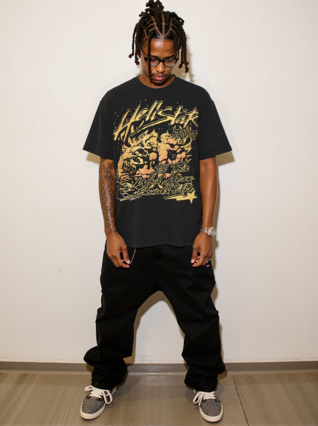 Hellstar Yellow Letters Print Tee Black (need one size up)