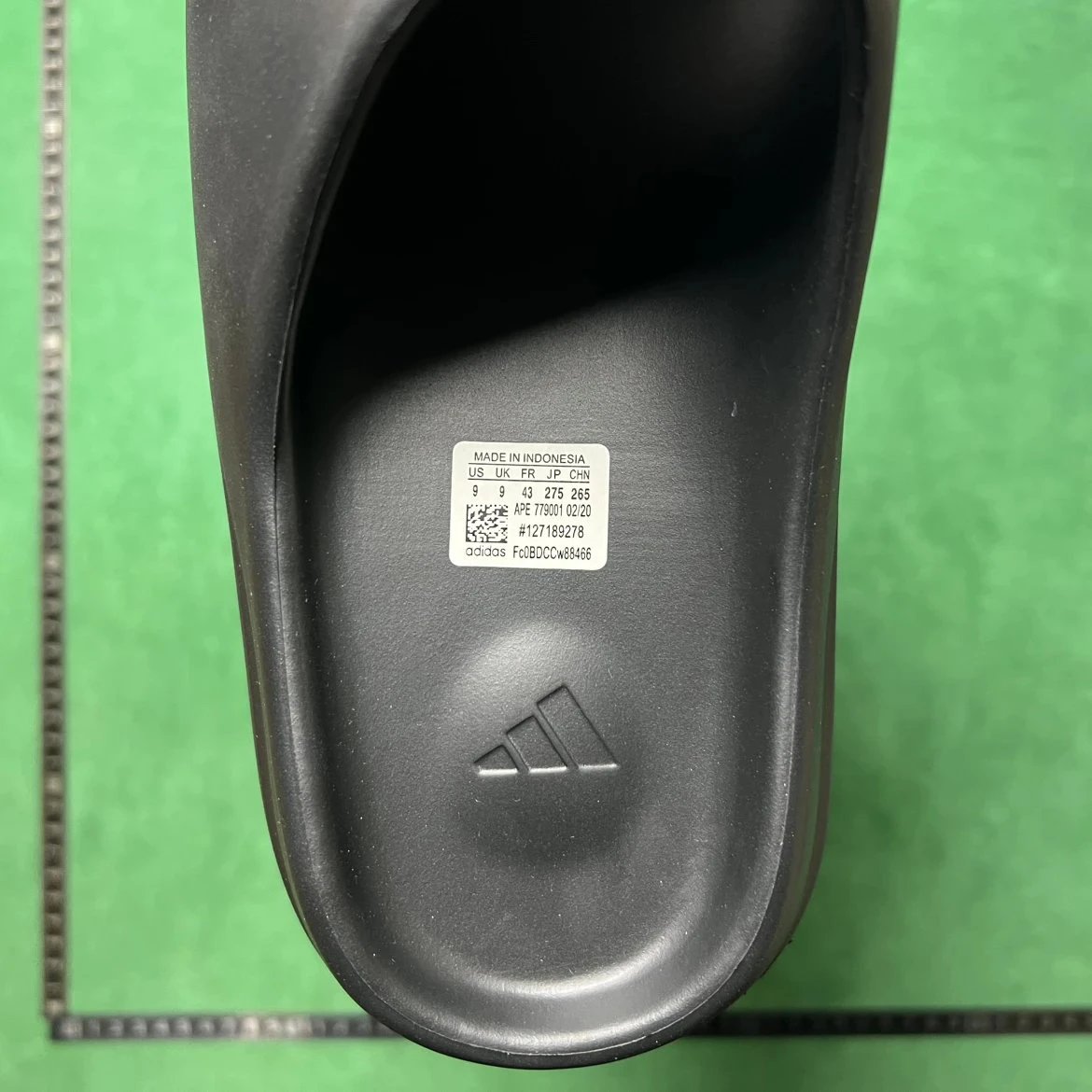 Yeezy Slide Black color