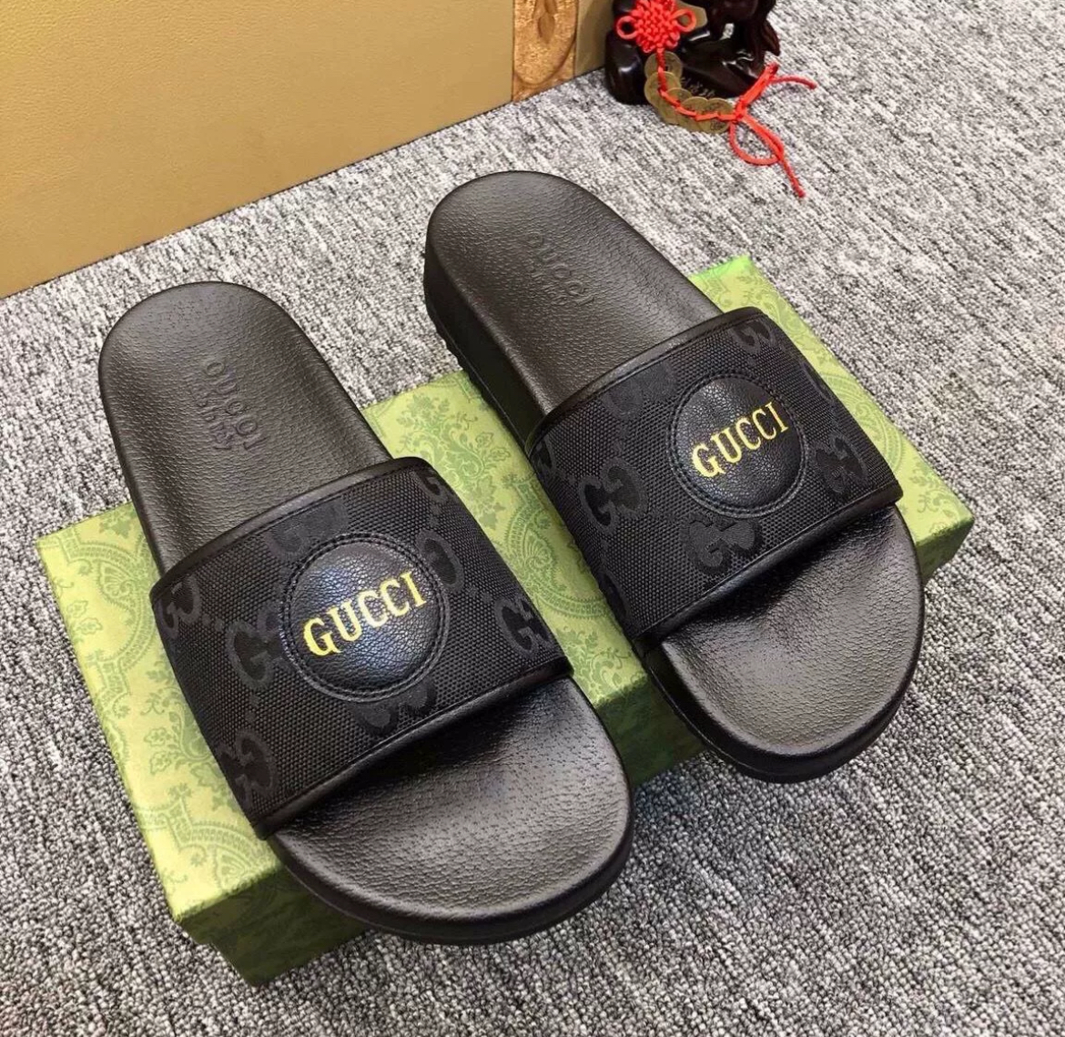 Gucci Circle Gold Logo Slide Black